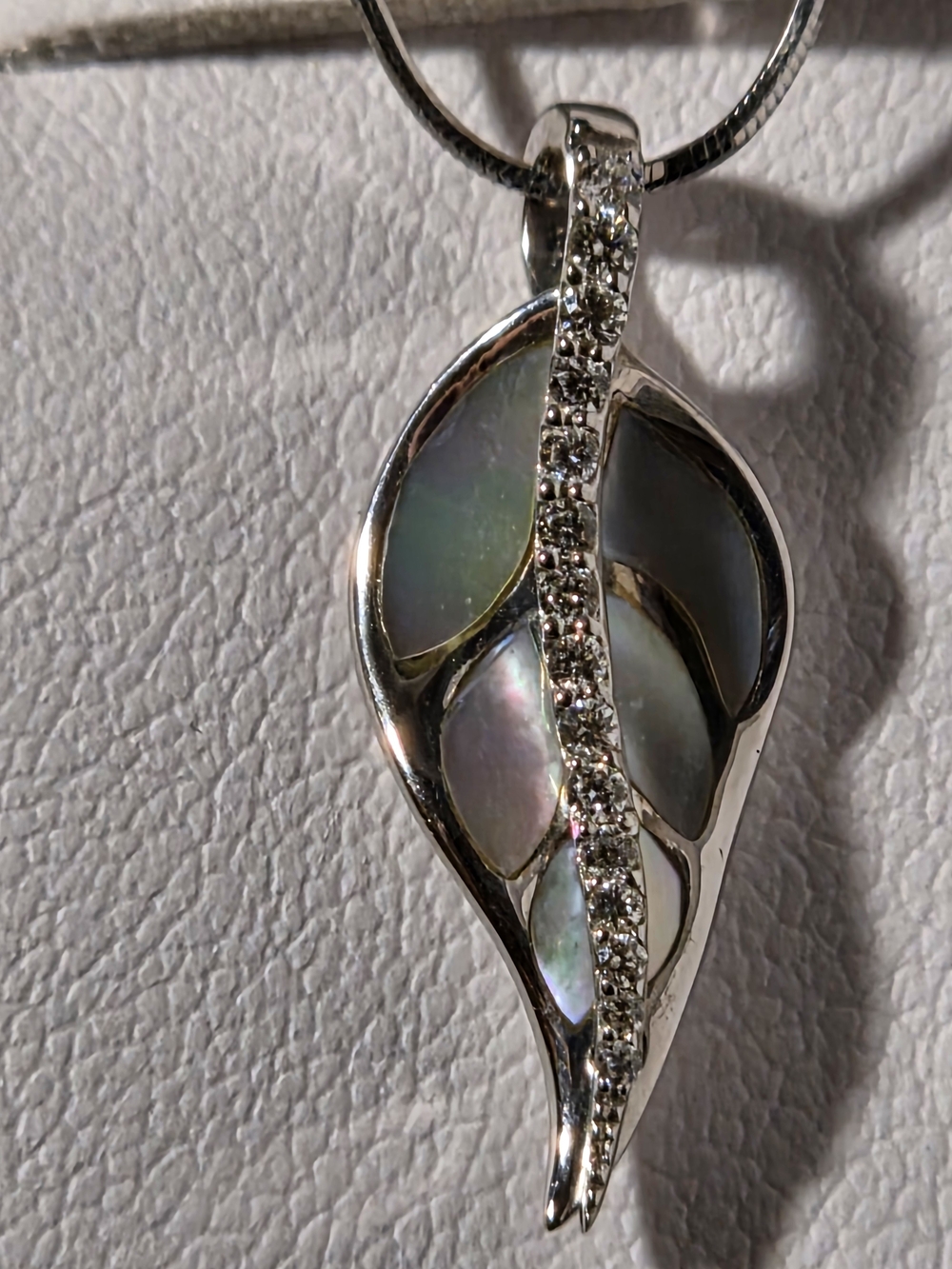 Na Hoku 14k White Gold Mother of Pearl Leaf Pendant Necklace - Iridescent